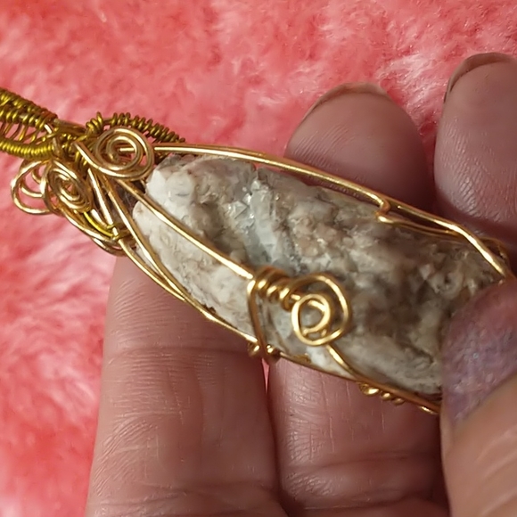 NWT Beautiful Wire Wrapped Crystal Rock Pendant - Picture 6 of 7